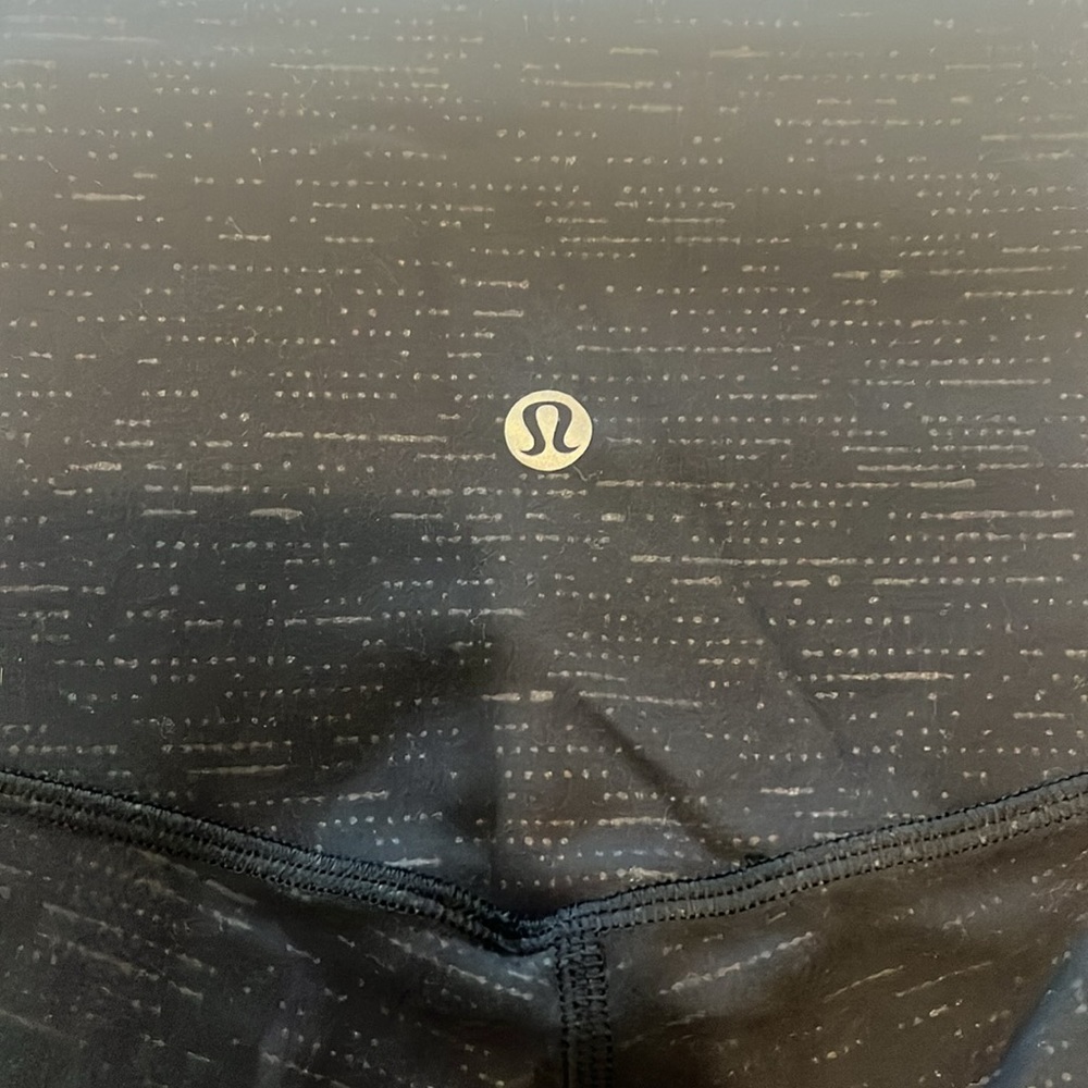 Align high rise 
Size 4 
25 inch inseam 
Black with an embossed dotted design - Picture 3 of 4